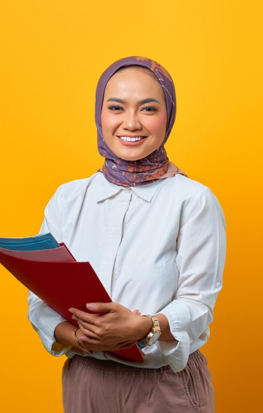 Vrouw die zich voorbereidt op het basisinburgeringsexamen, met oefentoetsen, een notitieboek en een laptop voor haar Nederlandse les, klaar om het A1-niveau te behalen.